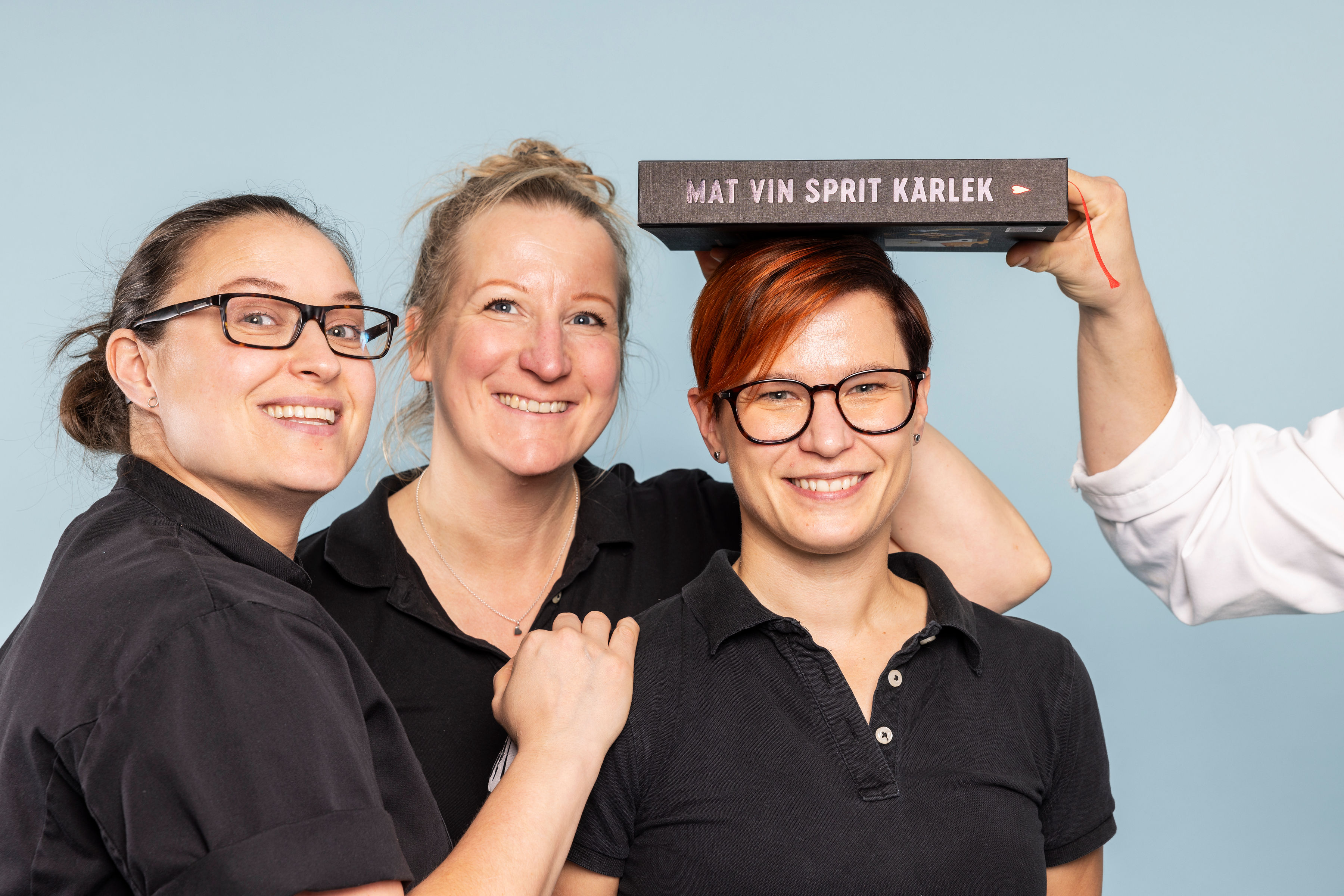 Personal med indigo boken i fokus