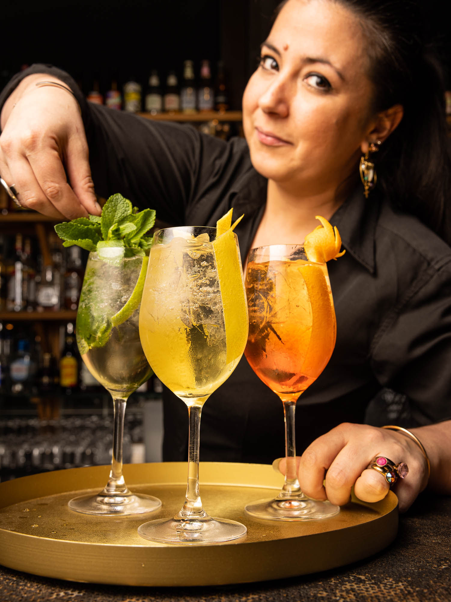 Person som garnerar en drink