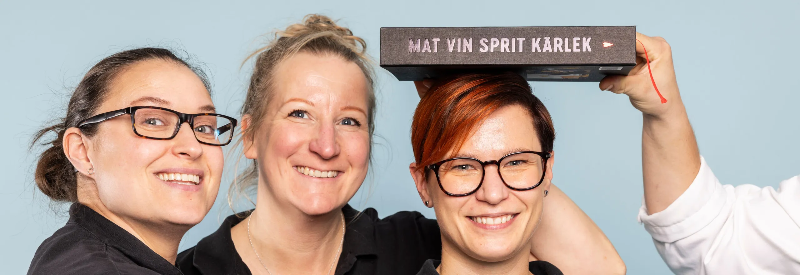 Personal med indigo boken i fokus