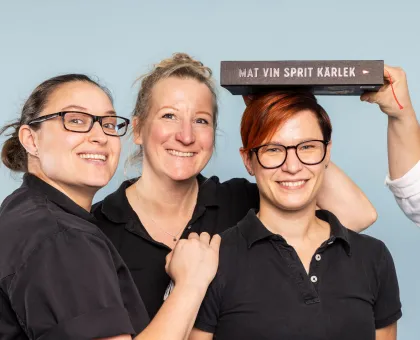 Personal med indigo boken i fokus