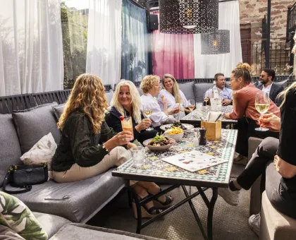 Uteserveringen glada människor