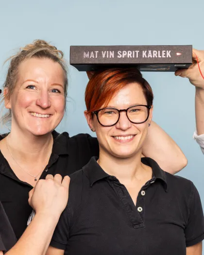 Personal med indigo boken i fokus